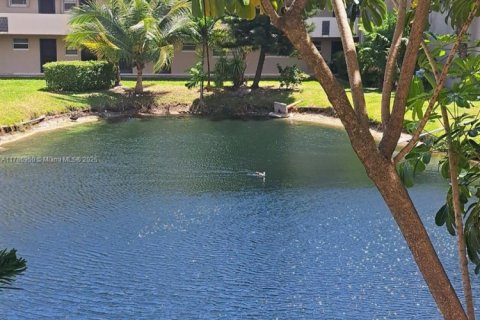 Condo in Miami, Florida, 2 bedrooms  № 1702029 - photo 11