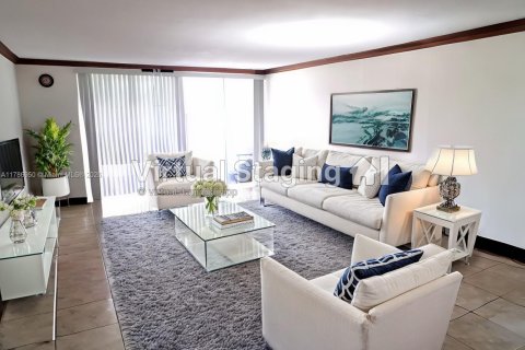 Condo in Miami, Florida, 2 bedrooms  № 1702029 - photo 1