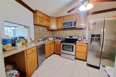 Condo in Miami, Florida, 2 bedrooms  № 1702029 - photo 3