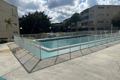 Condo in Miami, Florida, 2 bedrooms  № 1702029 - photo 6