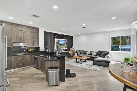 House in Pembroke Pines, Florida 5 bedrooms, 336.49 sq.m. № 2064383 - photo 17