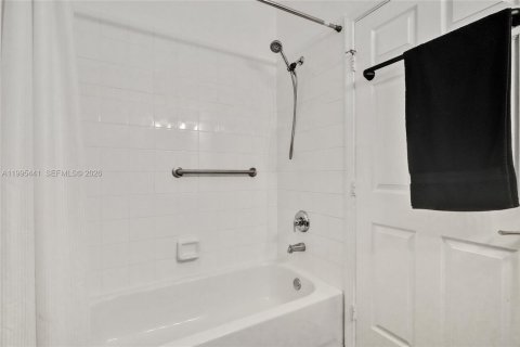 House in Pembroke Pines, Florida 5 bedrooms, 336.49 sq.m. № 2064383 - photo 11