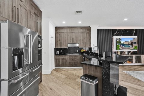 House in Pembroke Pines, Florida 5 bedrooms, 336.49 sq.m. № 2064383 - photo 18