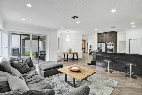 House in Pembroke Pines, Florida 5 bedrooms, 336.49 sq.m. № 2064383 - photo 24