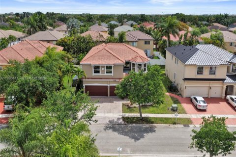 House in Pembroke Pines, Florida 5 bedrooms, 336.49 sq.m. № 2064383