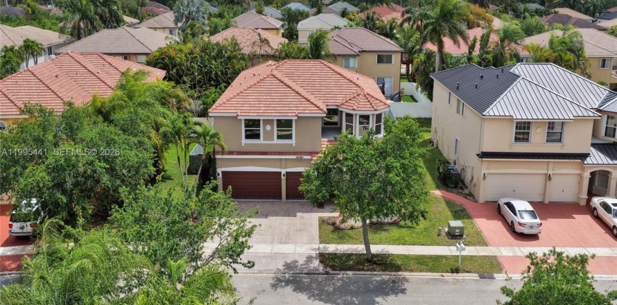 House in Pembroke Pines, Florida 5 bedrooms, 336.49 sq.m. № 2064383
