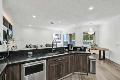 House in Pembroke Pines, Florida 5 bedrooms, 336.49 sq.m. № 2064383 - photo 21