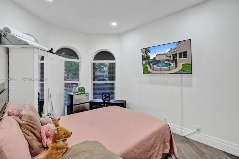 House in Pembroke Pines, Florida 5 bedrooms, 336.49 sq.m. № 2064383 - photo 9