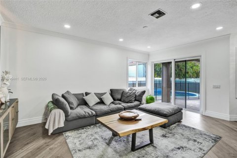 House in Pembroke Pines, Florida 5 bedrooms, 336.49 sq.m. № 2064383 - photo 25