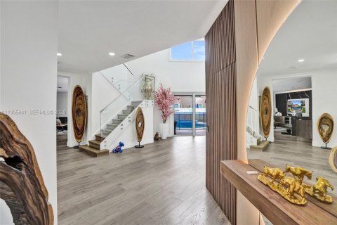 House in Pembroke Pines, Florida 5 bedrooms, 336.49 sq.m. № 2064383 - photo 5