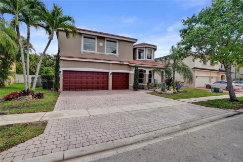 House in Pembroke Pines, Florida 5 bedrooms, 336.49 sq.m. № 2064383 - photo 2
