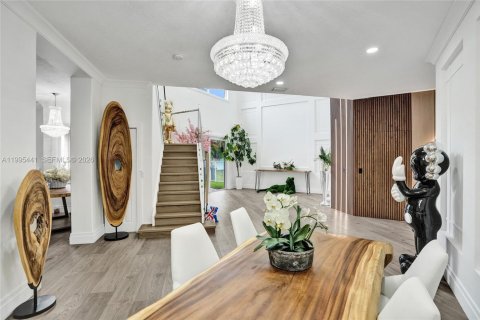 House in Pembroke Pines, Florida 5 bedrooms, 336.49 sq.m. № 2064383 - photo 12