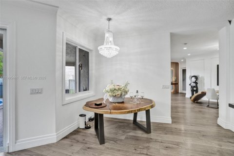 House in Pembroke Pines, Florida 5 bedrooms, 336.49 sq.m. № 2064383 - photo 22