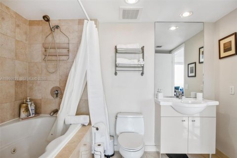 Condo in Hallandale Beach, Florida, 1 bedroom  № 2052798 - photo 11