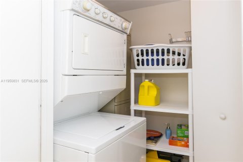 Condo in Hallandale Beach, Florida, 1 bedroom  № 2052798 - photo 12