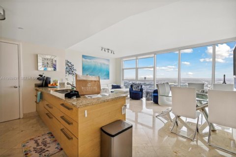 Condo in Hallandale Beach, Florida, 1 bedroom  № 2052798 - photo 3
