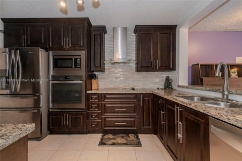 Adosado en venta en Pembroke Pines, Florida, 3 dormitorios, 117.8 m2 № 1861401 - foto 1