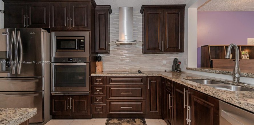 Adosado en Pembroke Pines, Florida 3 dormitorios, 117.8 m2 № 1861401