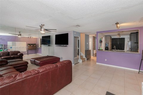 Adosado en venta en Pembroke Pines, Florida, 3 dormitorios, 117.8 m2 № 1861401 - foto 19