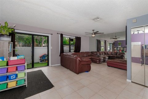 Adosado en venta en Pembroke Pines, Florida, 3 dormitorios, 117.8 m2 № 1861401 - foto 15