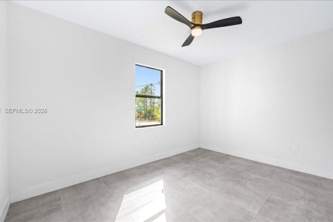 Casa en venta en Cape Coral, Florida, 3 dormitorios № 2000545 - foto 9