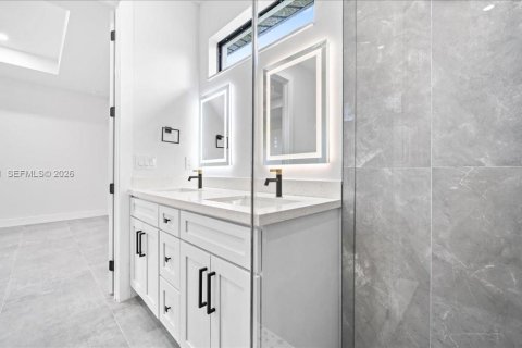 Casa en venta en Cape Coral, Florida, 3 dormitorios № 2000545 - foto 6