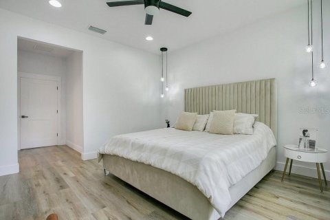 House in Sorrento, Florida 4 bedrooms, 218.13 sq.m. № 1873042 - photo 10