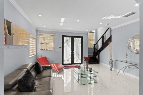 Villa ou maison à vendre à Miami, Floride: 4 chambres, 233.84 m2 № 2153605 - photo 7