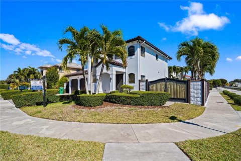 Villa ou maison à vendre à Miami, Floride: 4 chambres, 233.84 m2 № 2153605 - photo 3
