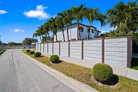 Villa ou maison à vendre à Miami, Floride: 4 chambres, 233.84 m2 № 2153605 - photo 4
