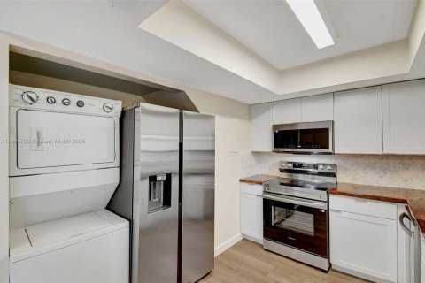 Townhouse in Cooper City, Florida 2 bedrooms, 113.62 sq.m. № 1878007 - photo 14