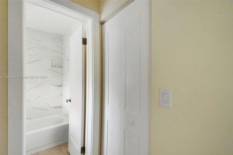 Townhouse in Cooper City, Florida 2 bedrooms, 113.62 sq.m. № 1878007 - photo 26