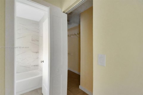Townhouse in Cooper City, Florida 2 bedrooms, 113.62 sq.m. № 1878007 - photo 27