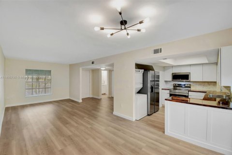 Townhouse in Cooper City, Florida 2 bedrooms, 113.62 sq.m. № 1878007 - photo 11