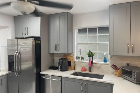 Villa ou maison à vendre à Coconut Creek, Floride: 4 chambres, 210.24 m2 № 1976692 - photo 16