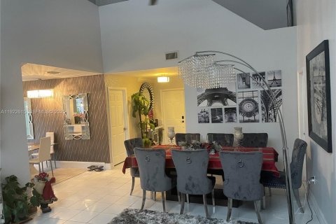 Villa ou maison à vendre à Coconut Creek, Floride: 4 chambres, 210.24 m2 № 1976692 - photo 10