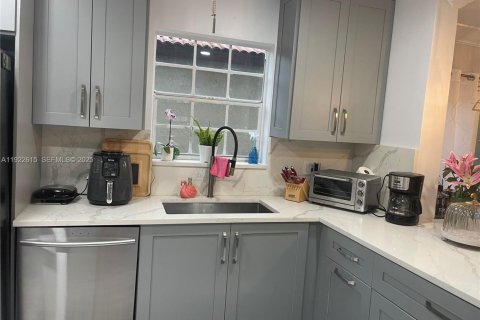 Villa ou maison à vendre à Coconut Creek, Floride: 4 chambres, 210.24 m2 № 1976692 - photo 17