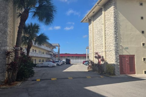 Condominio en venta en Lauderhill, Florida, 1 dormitorio, 63.17 m2 № 1984736 - foto 4