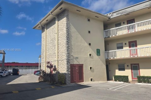 Condominio en venta en Lauderhill, Florida, 1 dormitorio, 63.17 m2 № 1984736 - foto 2