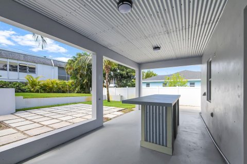 House in Lake Worth, Florida 4 bedrooms, 184.88 sq.m. № 1136183 - photo 1