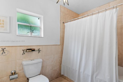 House in Miami, Florida 3 bedrooms, 252.88 sq.m. № 1811847 - photo 24