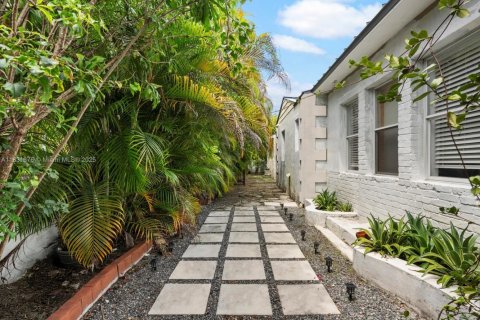 House in Miami, Florida 3 bedrooms, 252.88 sq.m. № 1811847 - photo 3