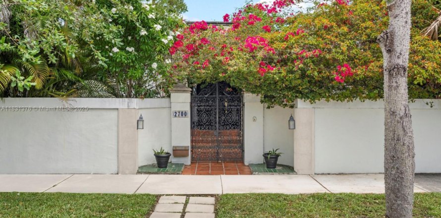 House in Miami, Florida 3 bedrooms, 252.88 sq.m. № 1811847