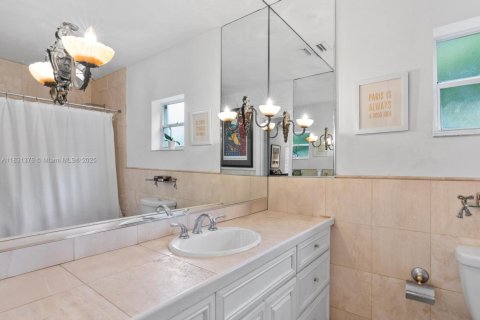 House in Miami, Florida 3 bedrooms, 252.88 sq.m. № 1811847 - photo 23