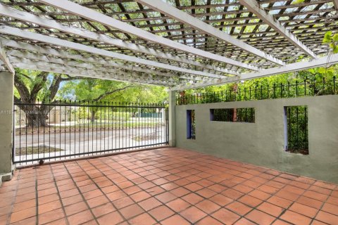 House in Miami, Florida 3 bedrooms, 252.88 sq.m. № 1811847 - photo 30