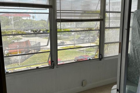 Condo in Lauderhill, Florida, 1 bedroom  № 1877803 - photo 2