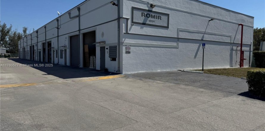 Immobilier commercial à Hialeah Gardens, Floride № 1872146