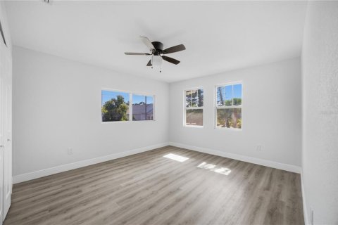 House in Saint Petersburg, Florida 3 bedrooms, 175.03 sq.m. № 2205248 - photo 25