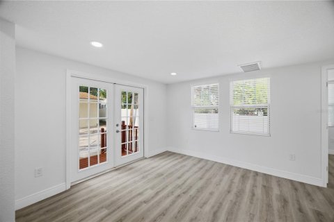 House in Saint Petersburg, Florida 3 bedrooms, 175.03 sq.m. № 2205248 - photo 14