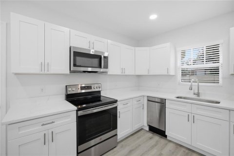 House in Saint Petersburg, Florida 3 bedrooms, 175.03 sq.m. № 2205248 - photo 12